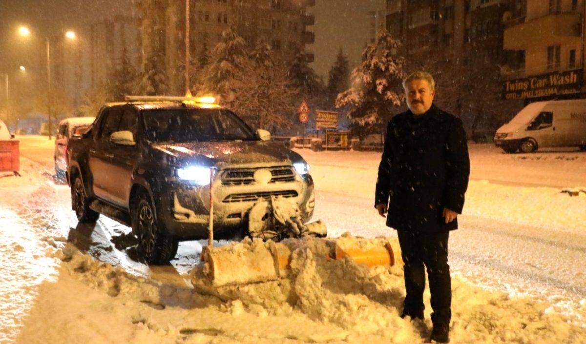 Melikgazi’de Karla Mücadele Çalışmaları Sürüyor. Başkan Mustafa Palancıoğlu Sahaya Inerek Kar Küreme Ve Tuzlama Çalışmalarını Yönetti. Kayseri Melikgazi Kar Durumu Ve Yol Durumu Detayları Haberde. (4)