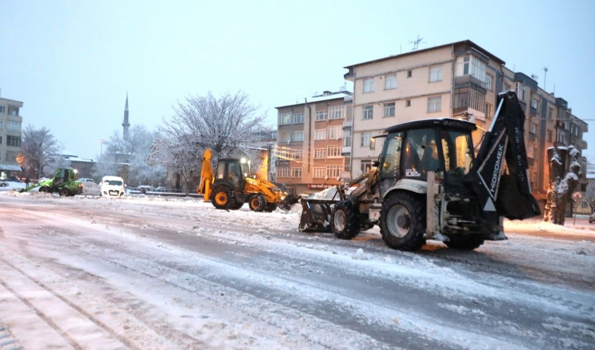 Melikgazi’de Karla Mücadele Çalışmaları Sürüyor. Başkan Mustafa Palancıoğlu Sahaya Inerek Kar Küreme Ve Tuzlama Çalışmalarını Yönetti. Kayseri Melikgazi Kar Durumu Ve Yol Durumu Detayları Haberde. (7)