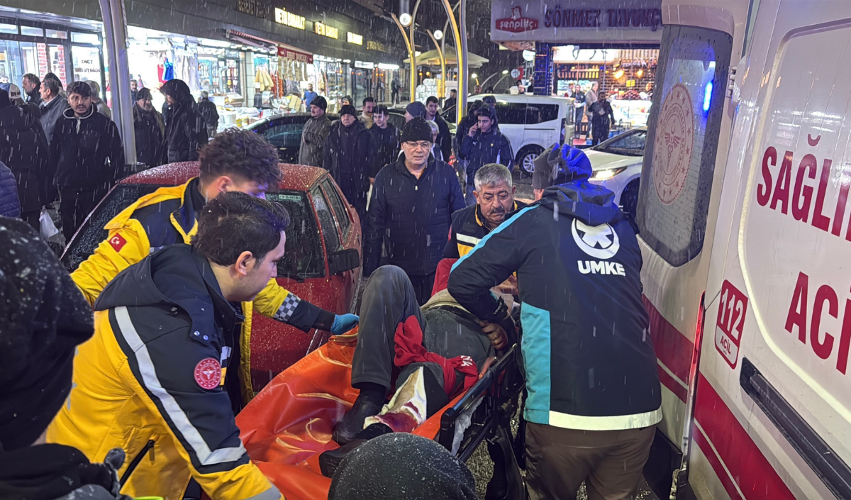 Sivas’ta Sebze Halinde Çıkan Silahlı Kavga Kameraya Yansıdı. İki Kardeşin Yaralandığı Olayda Panik Yaşandı. Sivas Son Dakika Kavga Haberi, Güvenlik Kamerası Görüntüleri Ve Tüm Detaylar Haberin Dev (4)