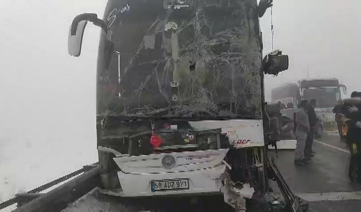 Sivas'ta Yoğun Sis Nedeniyle Zincirleme Trafik Kazası Meydana Geldi. 4 Araç Karıştı, 7 Kişi Yaralandı. Kazanın Tüm Detayları Ve Bölgedeki Gelişmeler Haberin Devamında! (4)