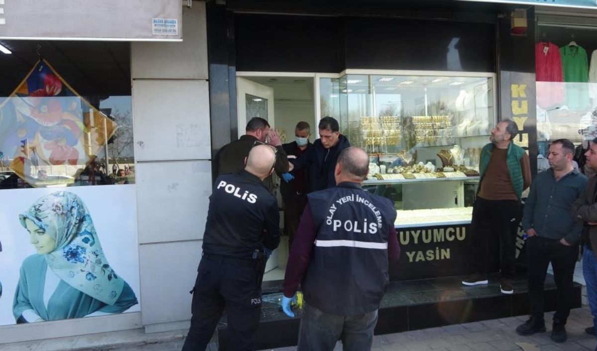 Adana'da Silahlı Soygun! Camı Kırıp Altınlarla Kaçtı (1)