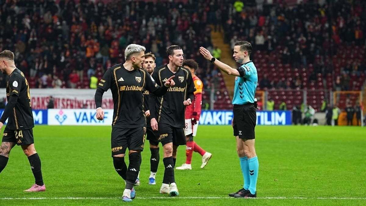 Galatasaray Kayserispor Maçında Tartışılan Pozisyon Yorum (2)