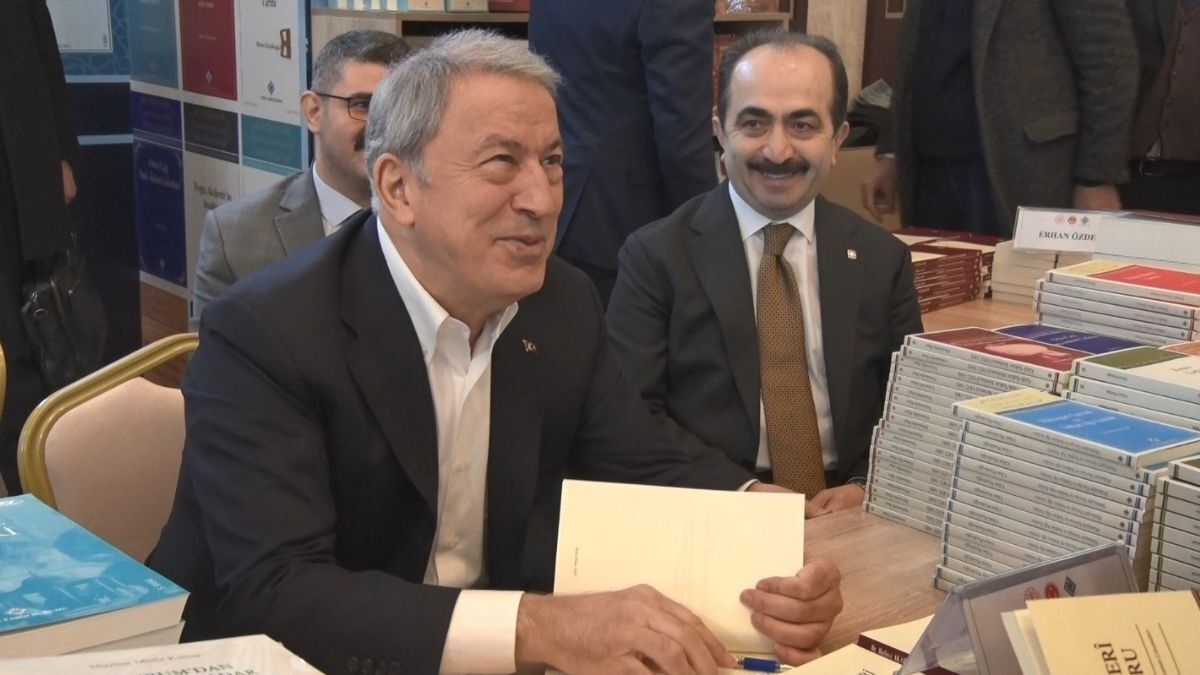 Huli̇si̇ Akar Ki̇tap İmza (1)
