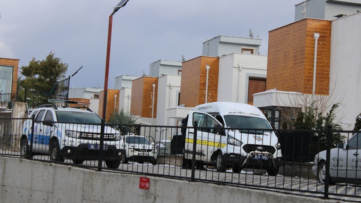 Kayseri’de Yeni Erkek Arkadaşı Eski Erkek Arkadaşını Bıçakladı 1 Kişi Ağır Yaralandı! (5)