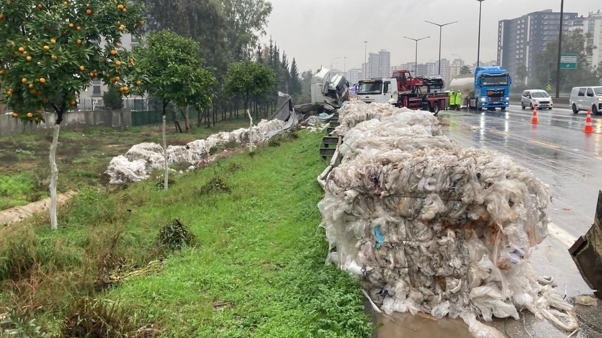Tag Otoyolu’nda Kaza Sonrası Naylon Atık Alarmı! (5)