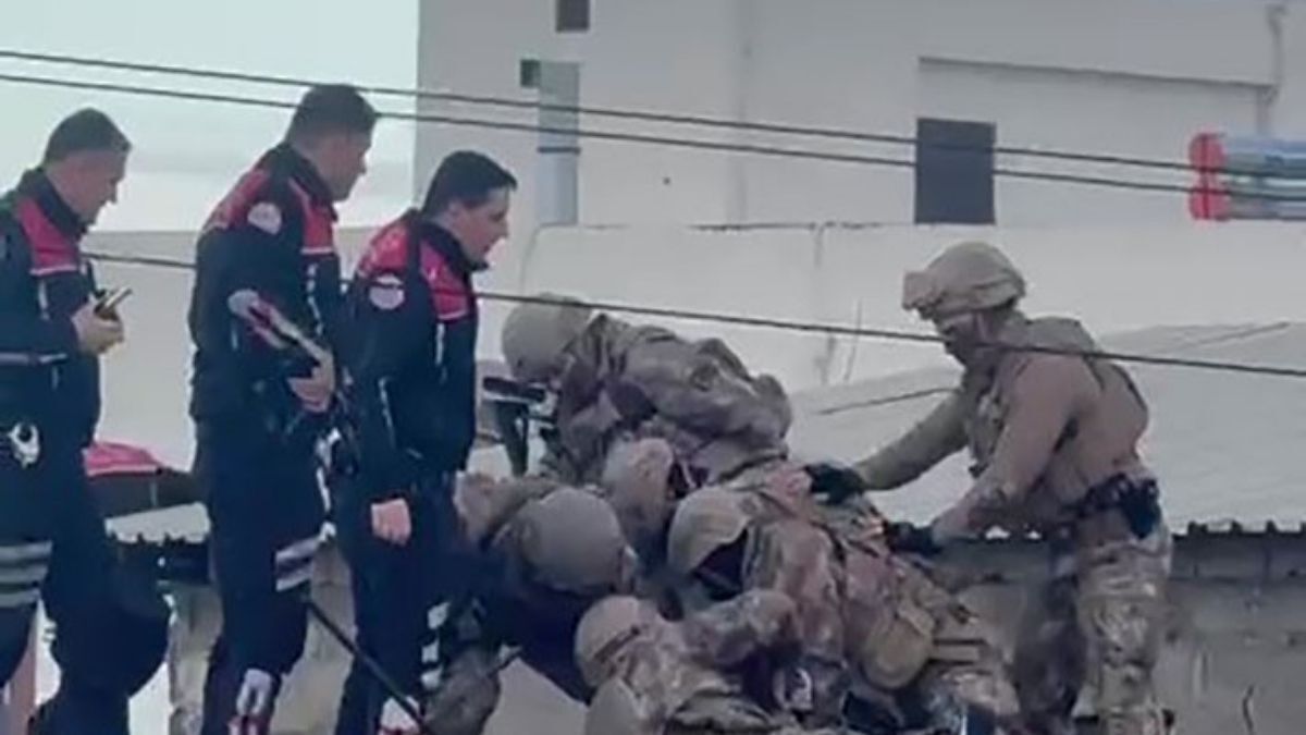Tekstil Atölyesini Basıp 4 Kişiyi Yaraladı Şüpheli Çatıda Yaralandı! (4)