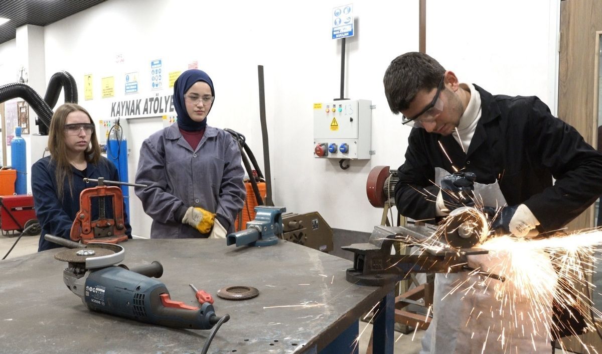 Üniversiteliler Için Yeni Dönem Mezun Olmadan Çalışma Imkânı (2)