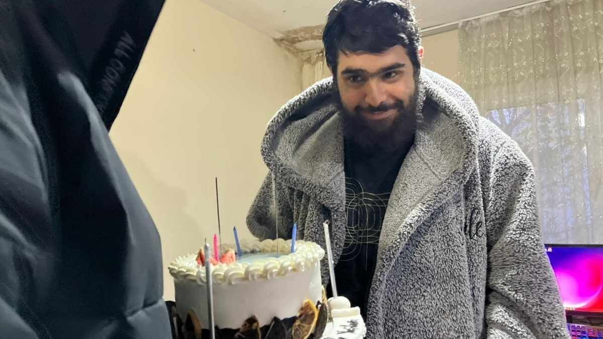 3 Yıldır Evinden Çıkmayan Genç 25 Yaşına Girdi Son Hali Görenleri Şaşırttı! (1)