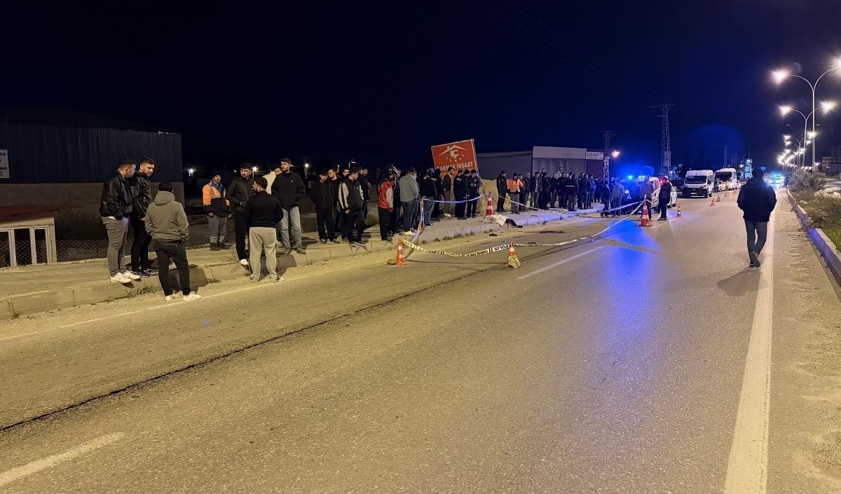 Adana’da Otobüsle Çarpışan 17 Yaşındaki Sürücü Hayatını Kaybetti (3)