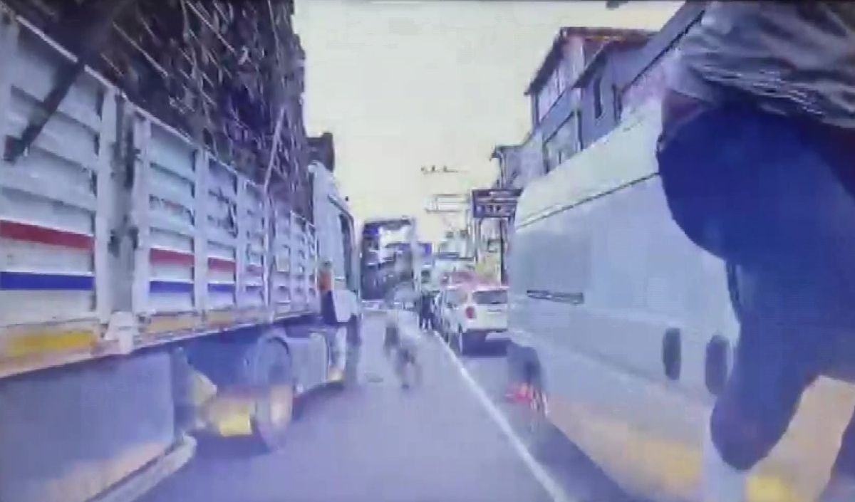Adana'da Trafikte Bıçaklı Saldırı! Tırdaki Yolcu, Otomobil Sürücüsüne Saldırdı (2)