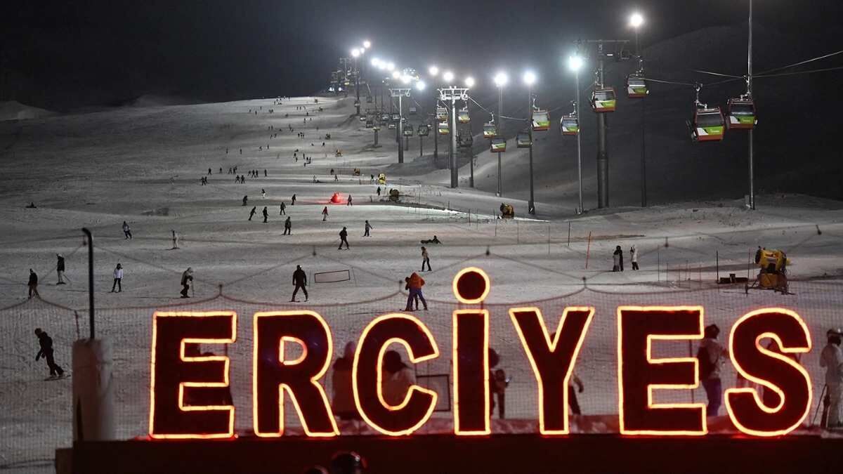 Erciyes’ten Bayram Dönüşü Güzel Haber Geldi Gözler Gece Kayağına Çevrildi (3)