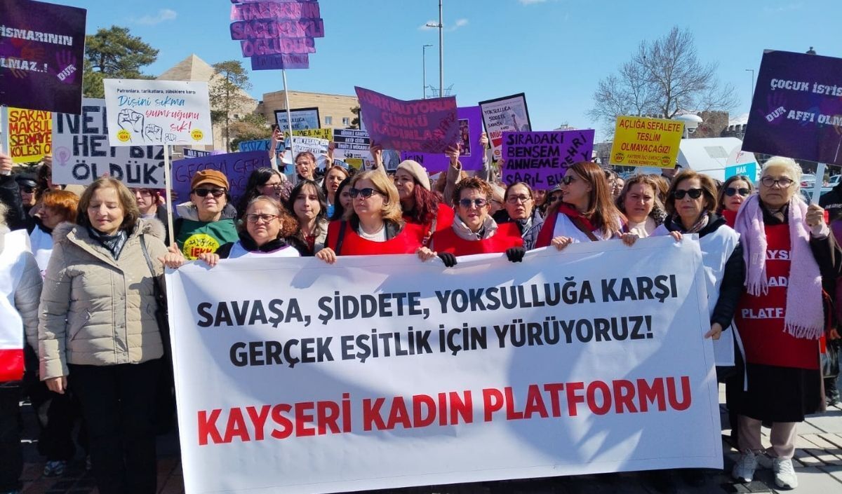 Kayseri’de 8 Mart Yürüyüşü! Yüzlerce Kadın Meydandaydı (1)