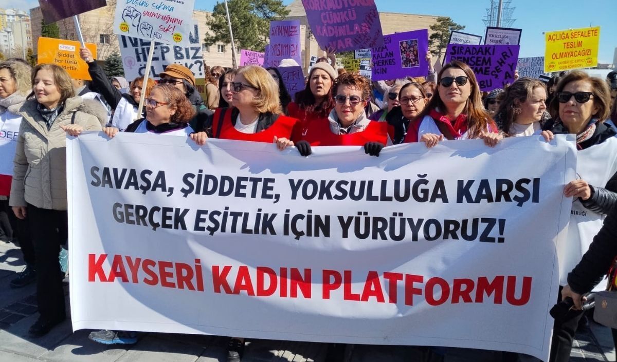 Kayseri’de 8 Mart Yürüyüşü! Yüzlerce Kadın Meydandaydı (3)