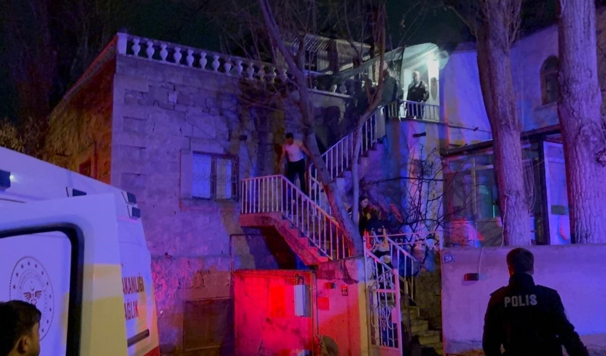 Kayseri’de Bıçaklanan Şahıs, Ambulansa Binmedi, Tütün Içti (2)