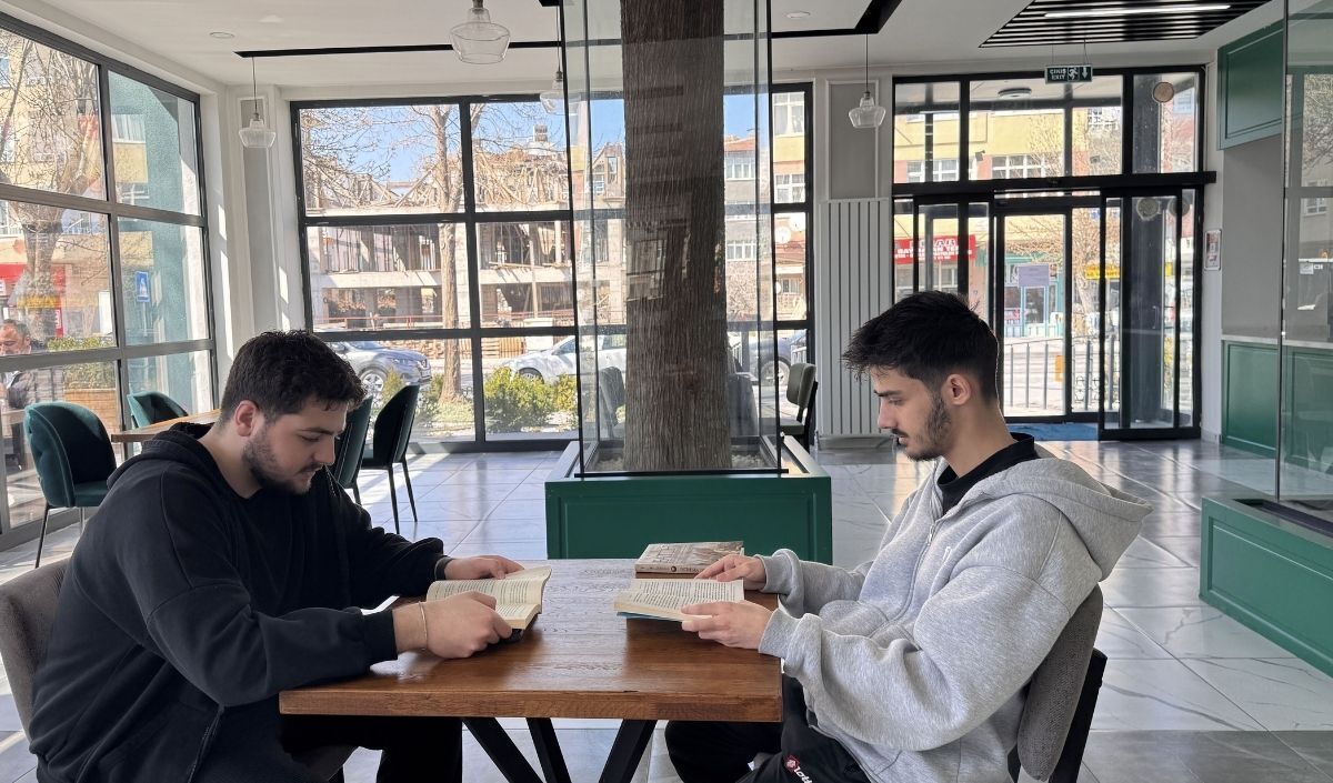 Kayseri’de Eski Karakol Kütüphaneye Dönüştü Öğrenciler Için Çam Ağaçlı Ders Alanı (5)