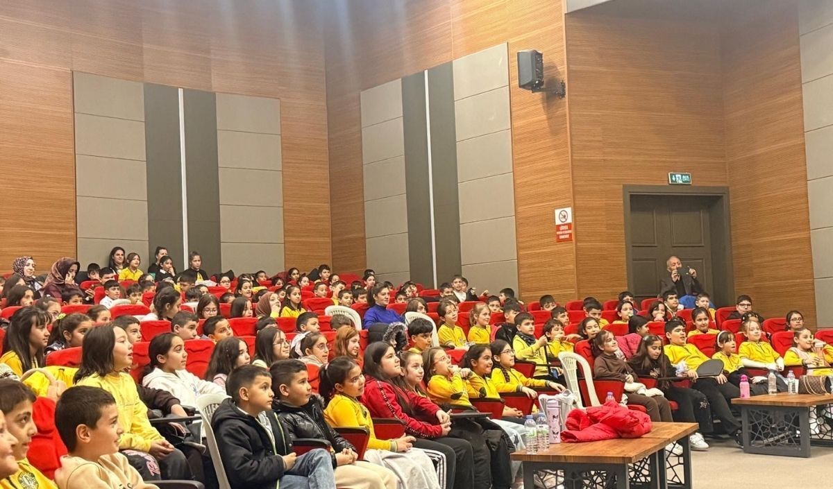 Kayseri’de Öğrenciler Tiyatroyla Buluştu (2)