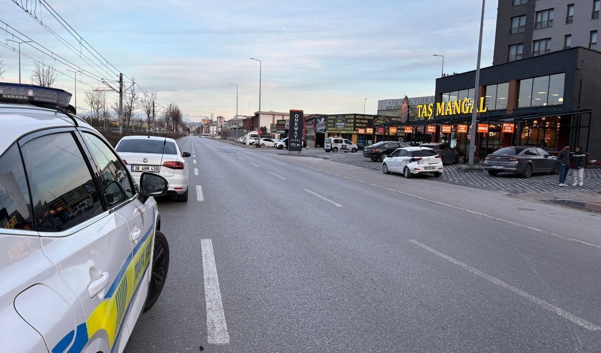 Kayseri’de Otomobil Ve Tramvay Çarpıştı 2 Yaralı (2)