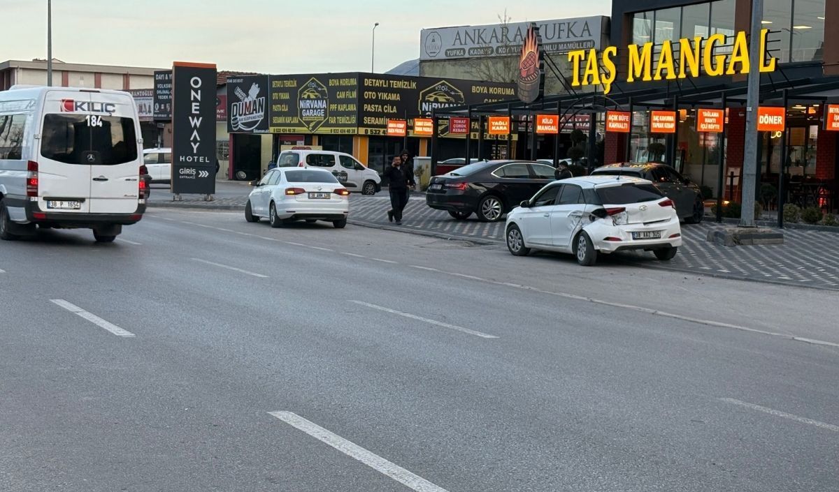 Kayseri’de Otomobil Ve Tramvay Çarpıştı 2 Yaralı (4)