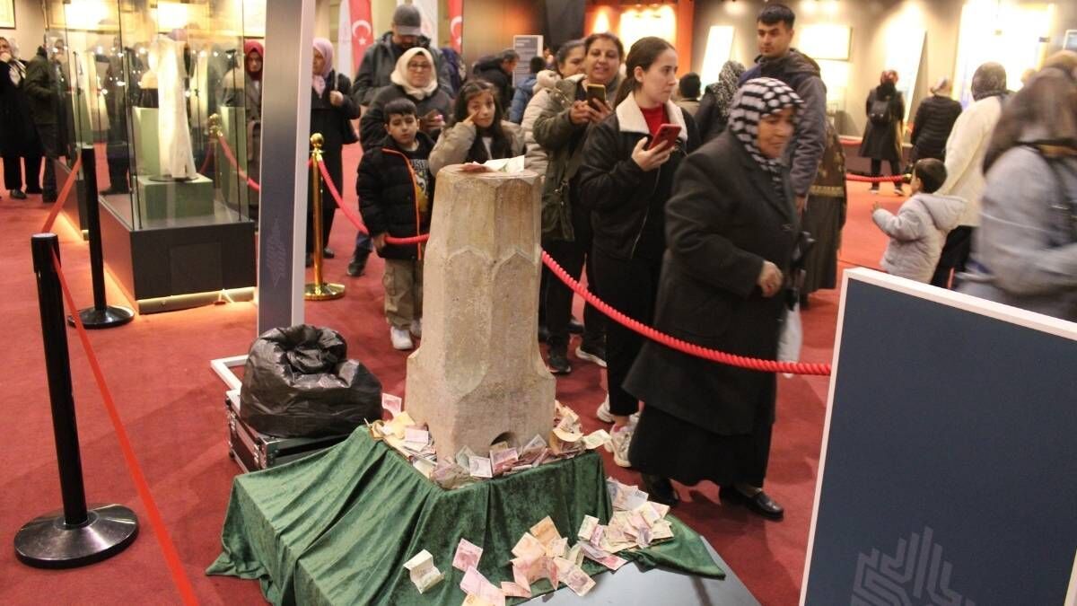 Kayserililer Kadir Gecesi Kutsal Emanetler Sergisi Kuyruk (6)