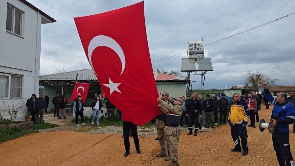 Kazada Şehit Olmuştu Baba Ocağına Türk Bayrağı Asıldı! (5)