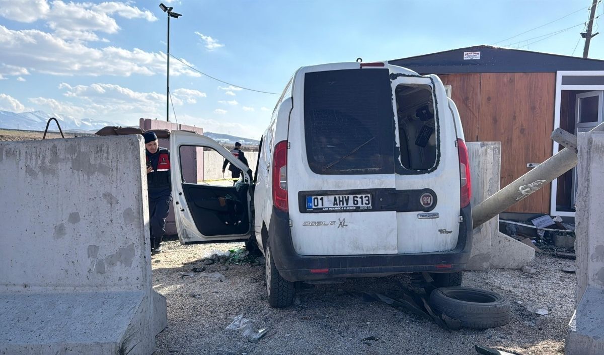 Niğde’de Jandarma Noktasında Kaza Bariyere Çarpan Sürücü Hayatını Kaybetti (2)