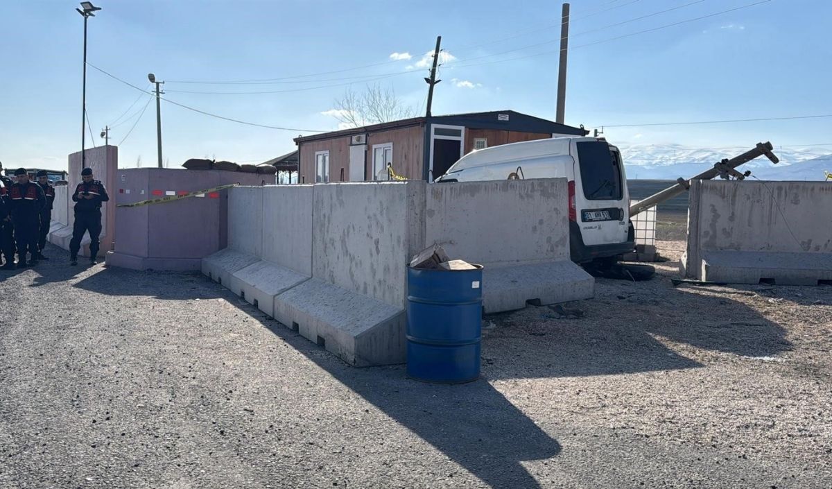 Niğde’de Jandarma Noktasında Kaza Bariyere Çarpan Sürücü Hayatını Kaybetti (3)