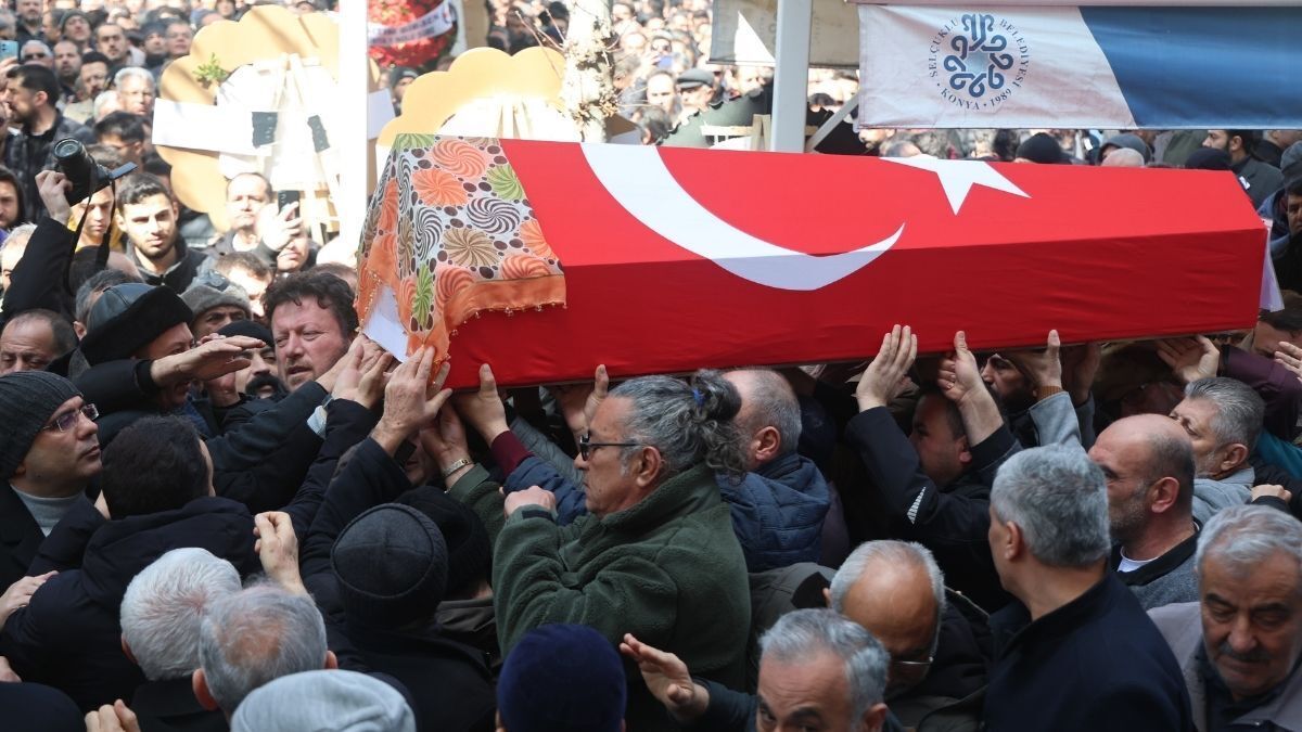 Öğrencisinin Bıçaklayarak Öldürdüğü Fatma Nur Öğretmen Son Yolculuğuna Uğurlandı! (5)