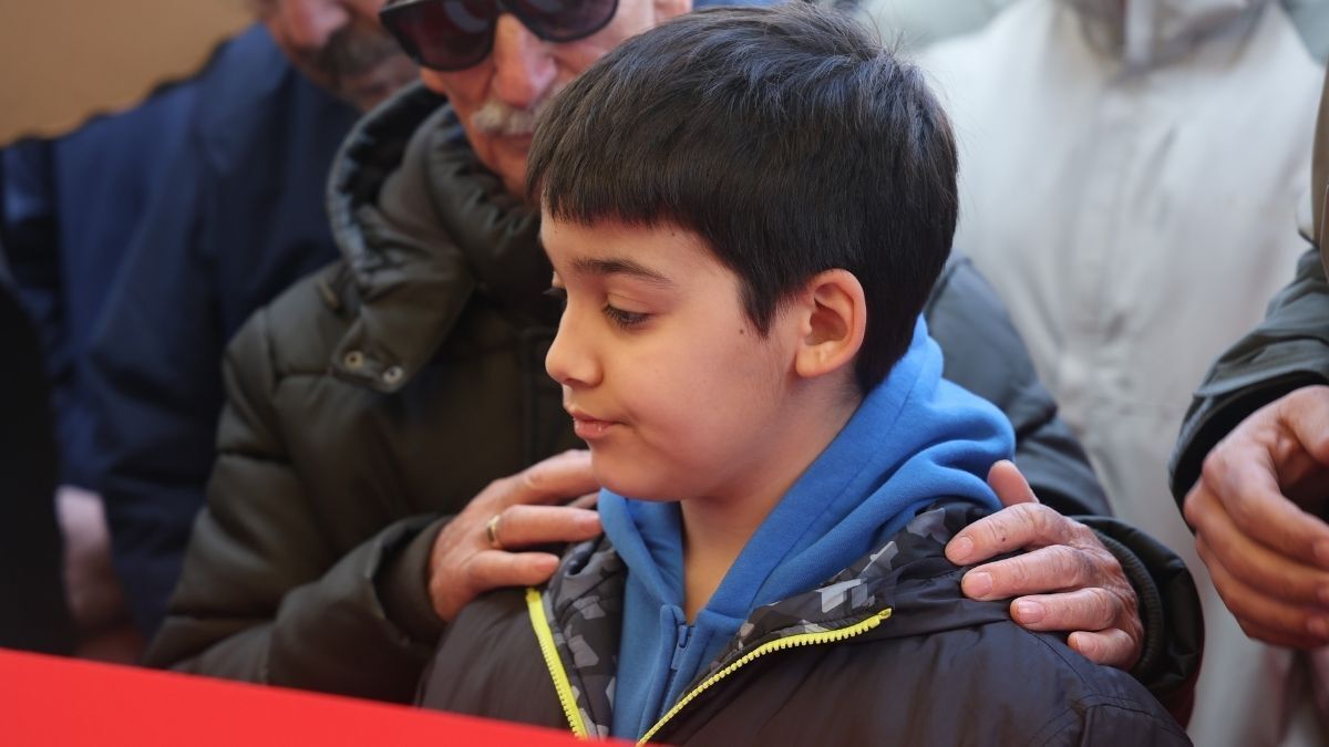 Öğrencisinin Bıçaklayarak Öldürdüğü Fatma Nur Öğretmen Son Yolculuğuna Uğurlandı! (6)