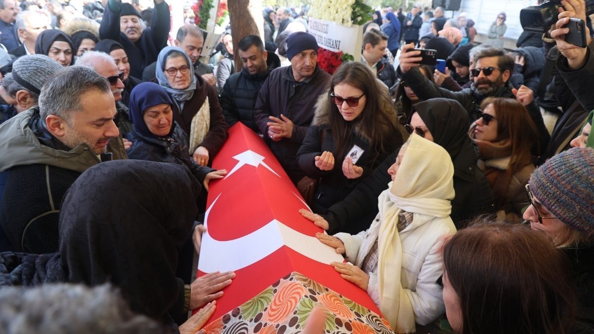 Öğrencisinin Bıçaklayarak Öldürdüğü Fatma Nur Öğretmen Son Yolculuğuna Uğurlandı! (7)