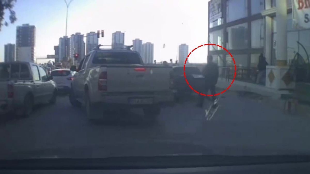 Trafikte Tartışma Büyüdü 3 Kişi Otomobile Sopa Ve Sandalyelerle Saldırdı! (3)