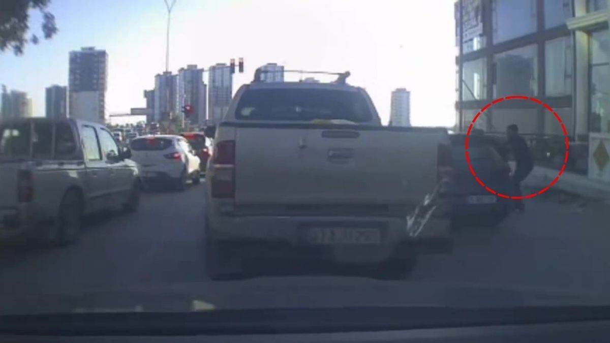 Trafikte Tartışma Büyüdü 3 Kişi Otomobile Sopa Ve Sandalyelerle Saldırdı! (4)
