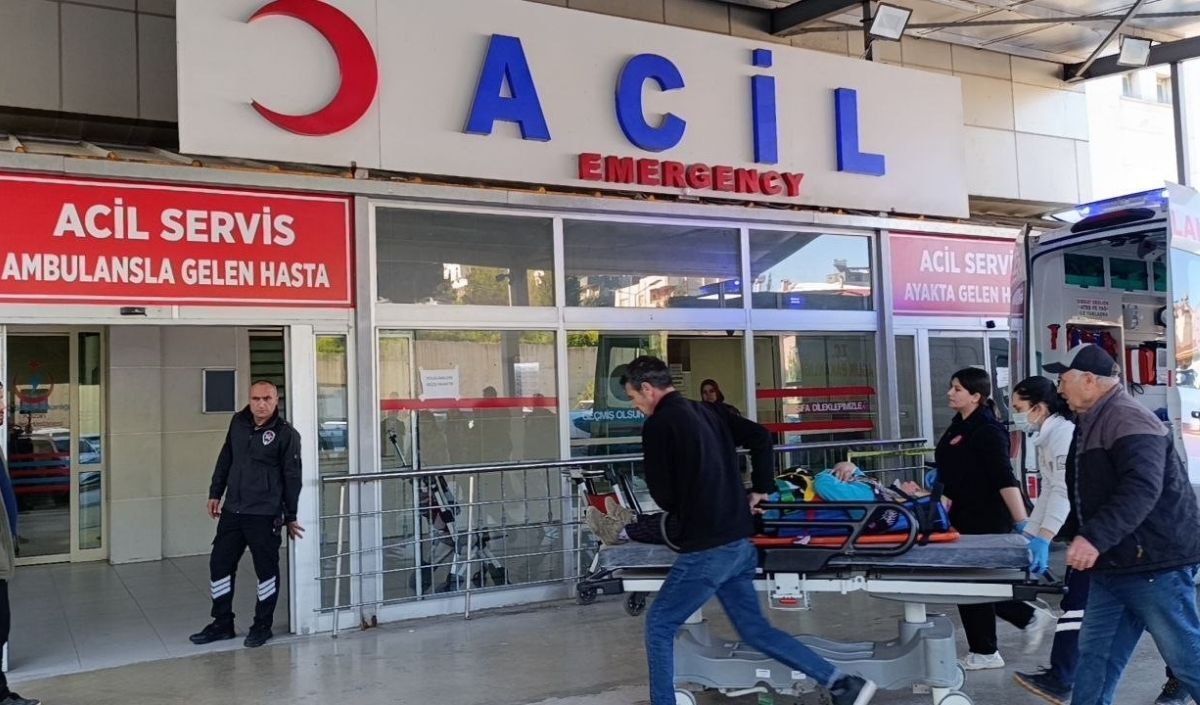 Adana Tarım Işçilerini Taşıyan Minibüs Devrildi 15 Yaralı (1)