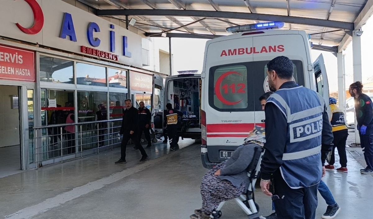 Adana Tarım Işçilerini Taşıyan Minibüs Devrildi 15 Yaralı (3)