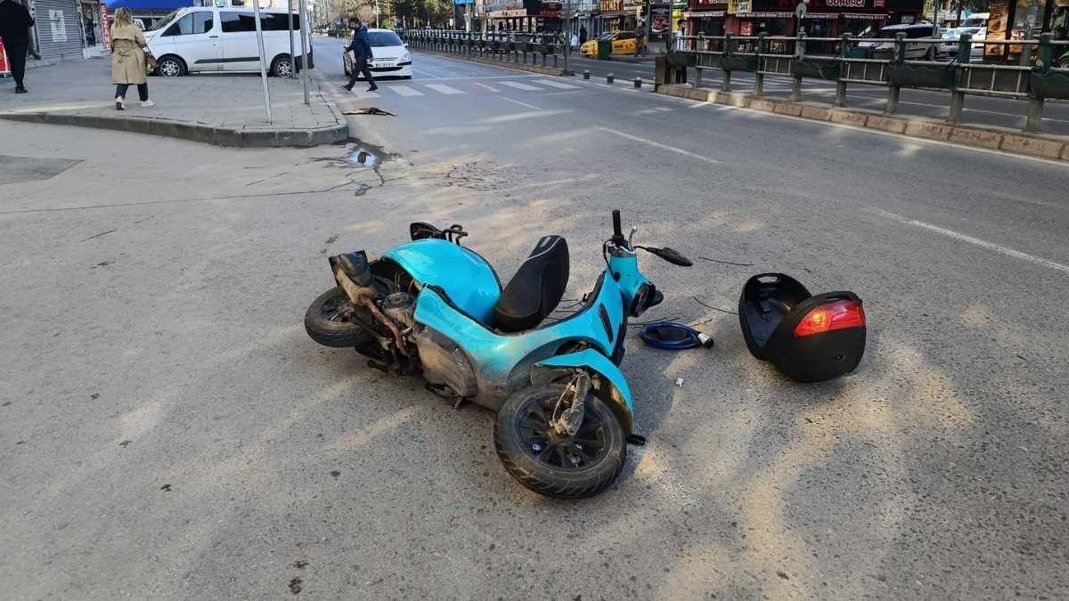 Kayseri İstasyon Caddesi’nde Motosiklet Sürücüsü Gazeteciye Çarptı (3)
