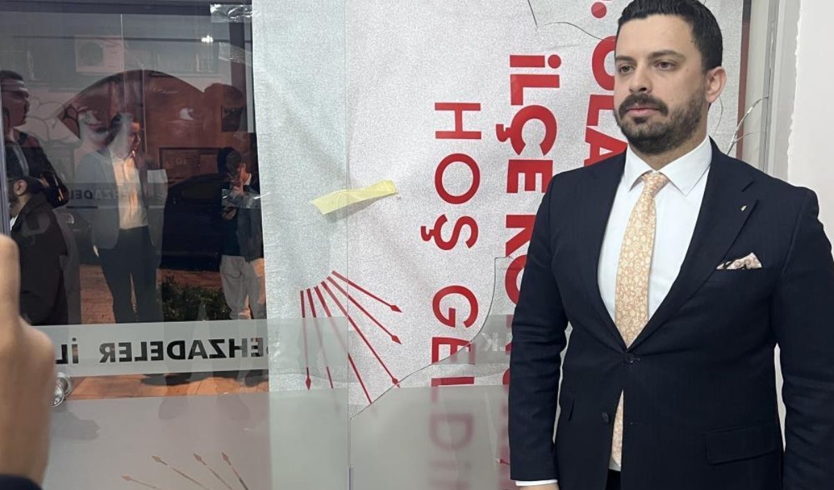 İş Vaadi Tartışması Büyüdü! Chp Binasına Taşlı Saldırı (2)
