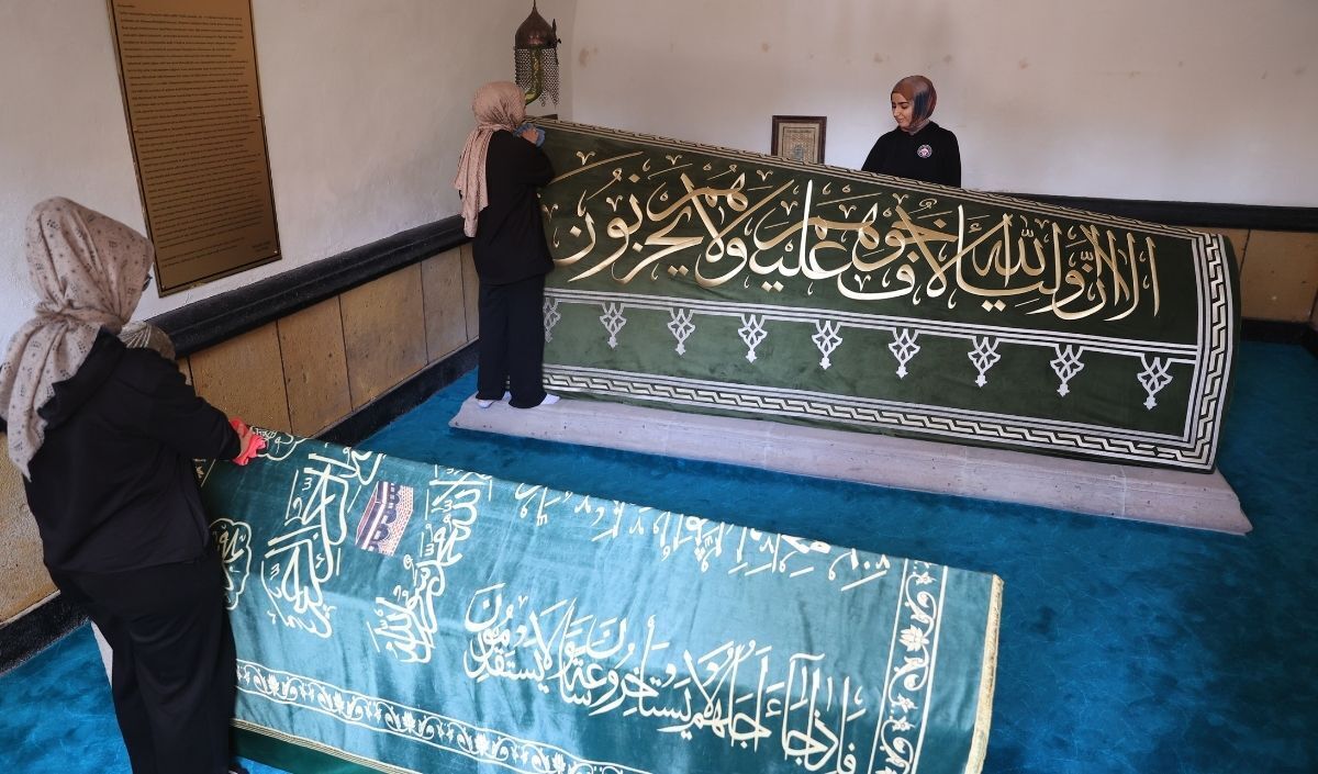 Kayseri Kız Anadolu İmam Hatip Lisesi Öğrencileri, “Tarihe Toz Kondurmuyoruz” Projesiyle Türbeleri Temizleyerek Kültürel Mirasa Sahip Çıkıyor (1)