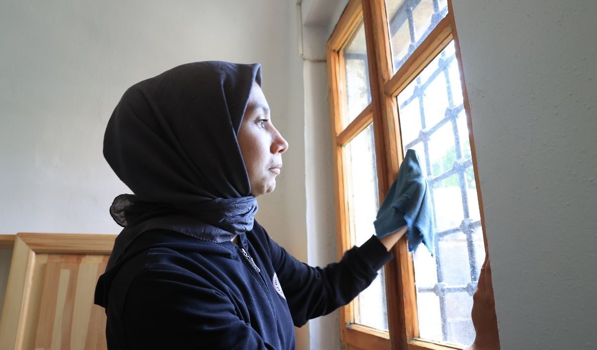 Kayseri Kız Anadolu İmam Hatip Lisesi Öğrencileri, “Tarihe Toz Kondurmuyoruz” Projesiyle Türbeleri Temizleyerek Kültürel Mirasa Sahip Çıkıyor (3)