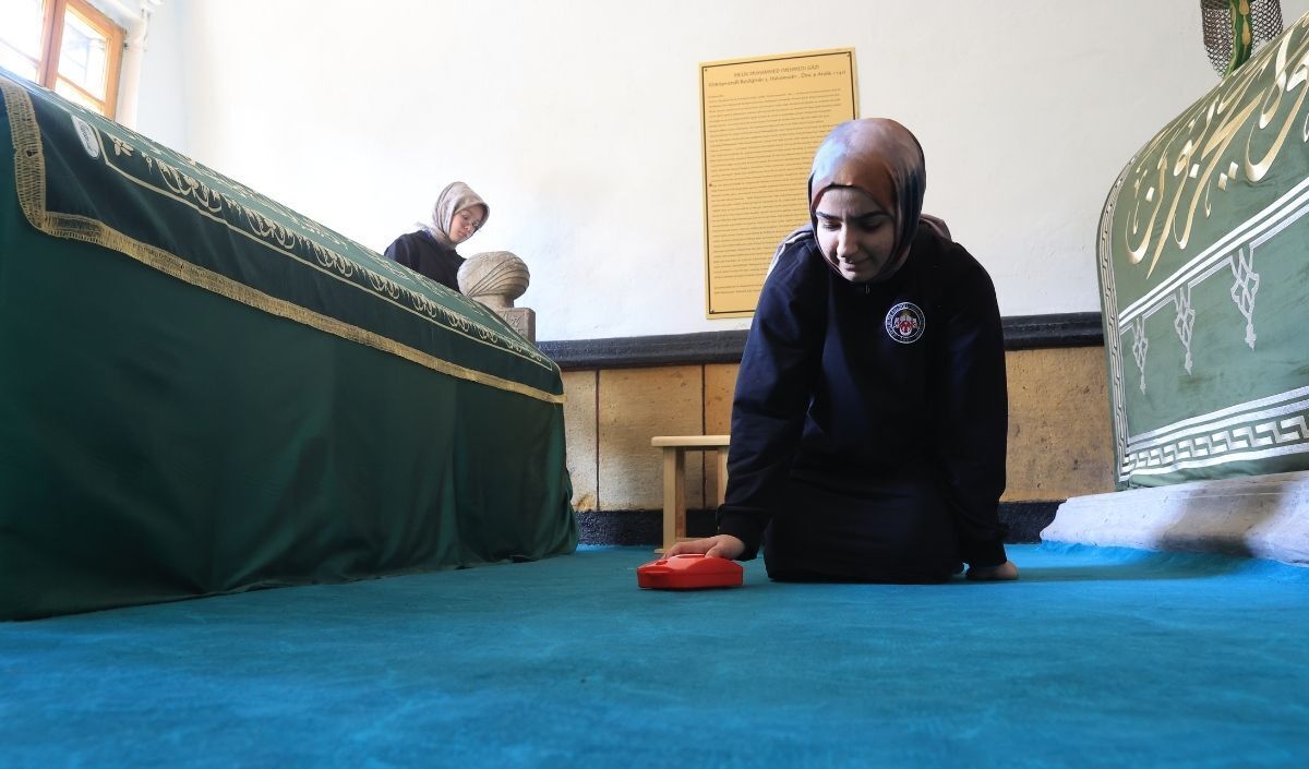 Kayseri Kız Anadolu İmam Hatip Lisesi Öğrencileri, “Tarihe Toz Kondurmuyoruz” Projesiyle Türbeleri Temizleyerek Kültürel Mirasa Sahip Çıkıyor (5)
