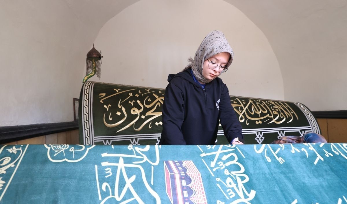 Kayseri Kız Anadolu İmam Hatip Lisesi Öğrencileri, “Tarihe Toz Kondurmuyoruz” Projesiyle Türbeleri Temizleyerek Kültürel Mirasa Sahip Çıkıyor (6)