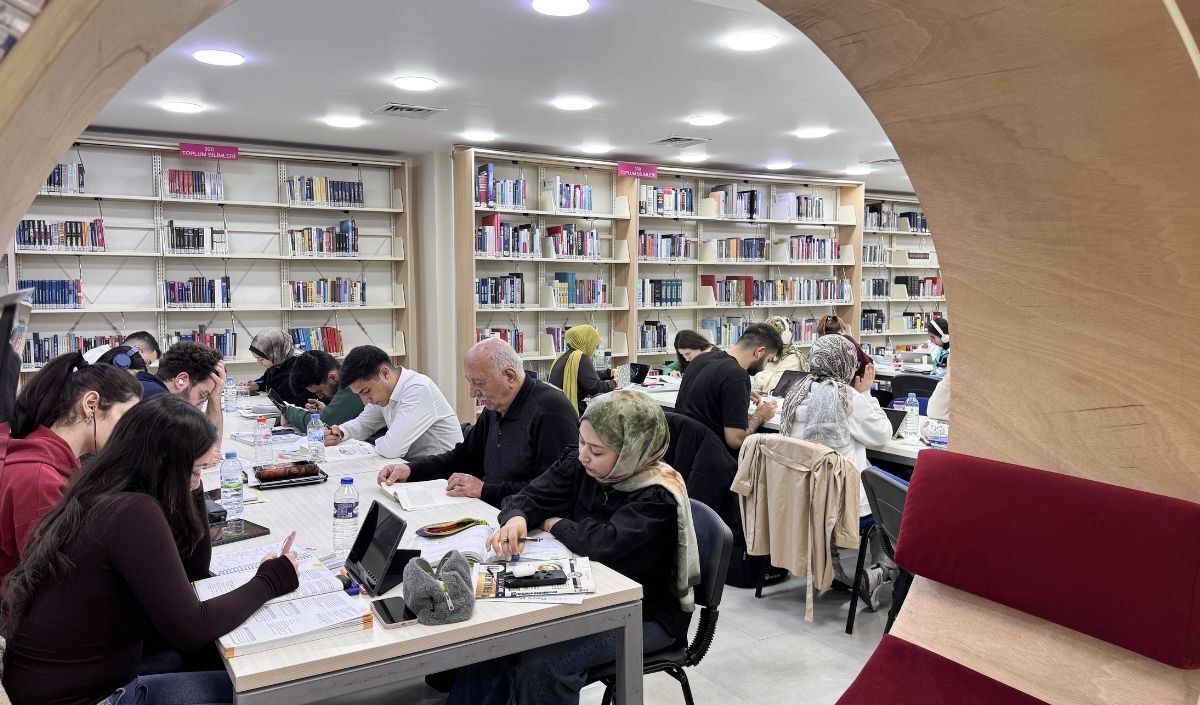 Kayseri'de Emekli Öğretmen, Okuma Tutkusuyla Gençlere Ilham Veriyor (1)