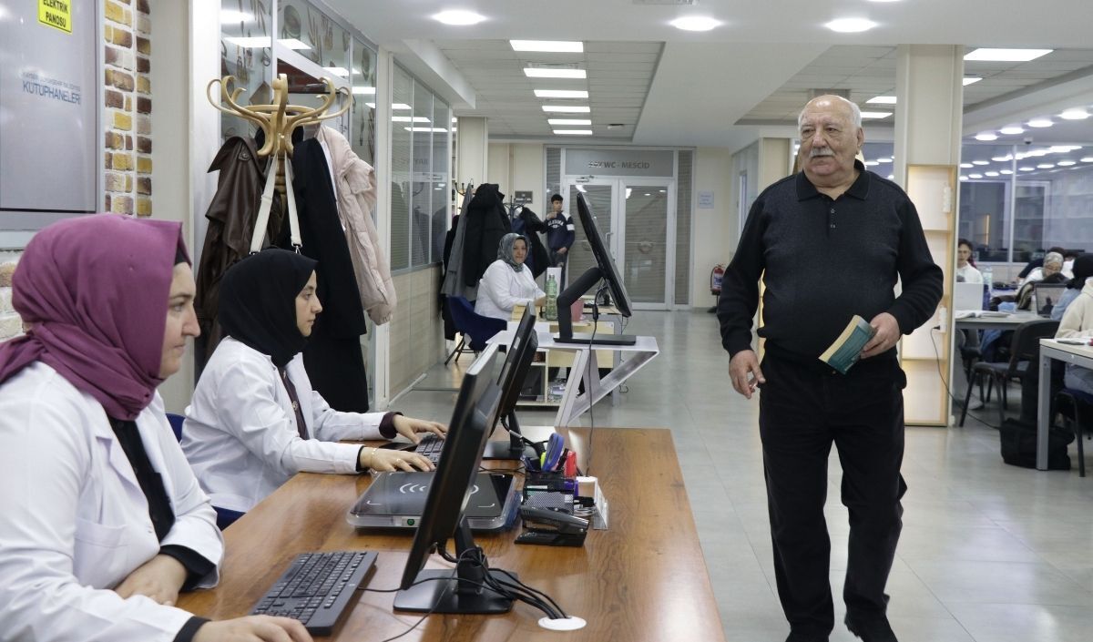 Kayseri'de Emekli Öğretmen, Okuma Tutkusuyla Gençlere Ilham Veriyor (3)
