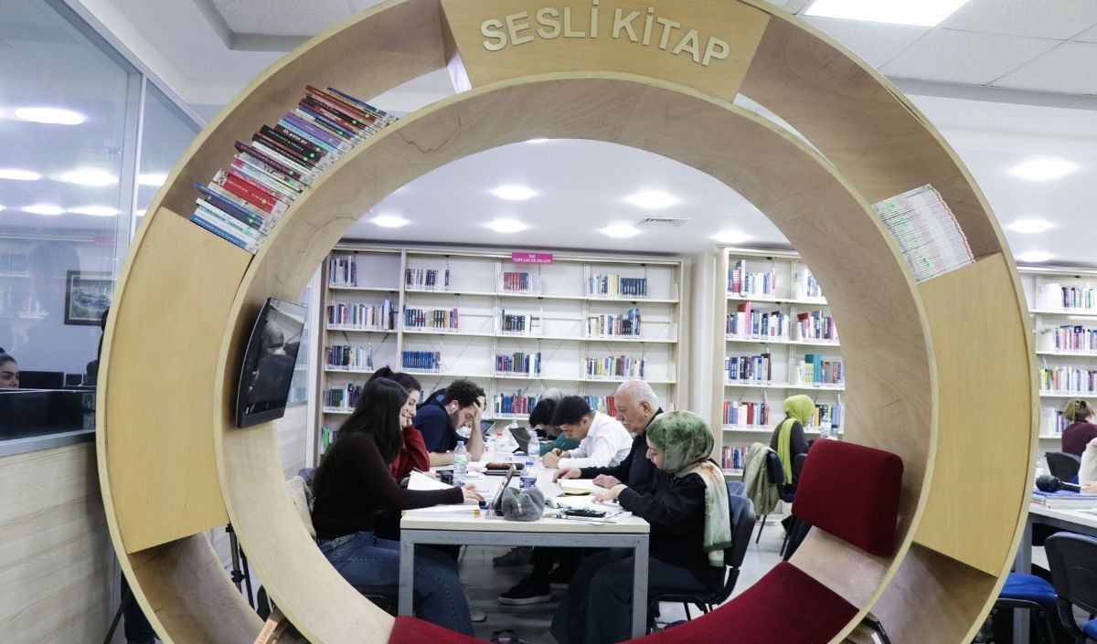 Kayseri'de Emekli Öğretmen, Okuma Tutkusuyla Gençlere Ilham Veriyor (4)