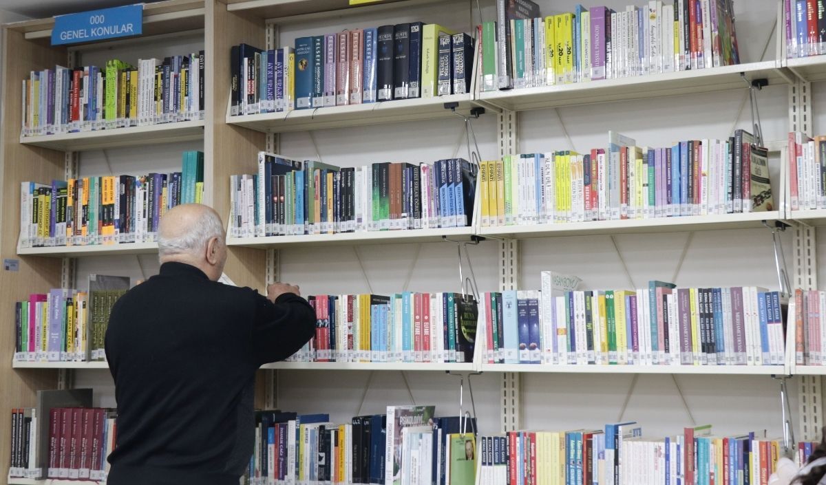 Kayseri'de Emekli Öğretmen, Okuma Tutkusuyla Gençlere Ilham Veriyor (5)