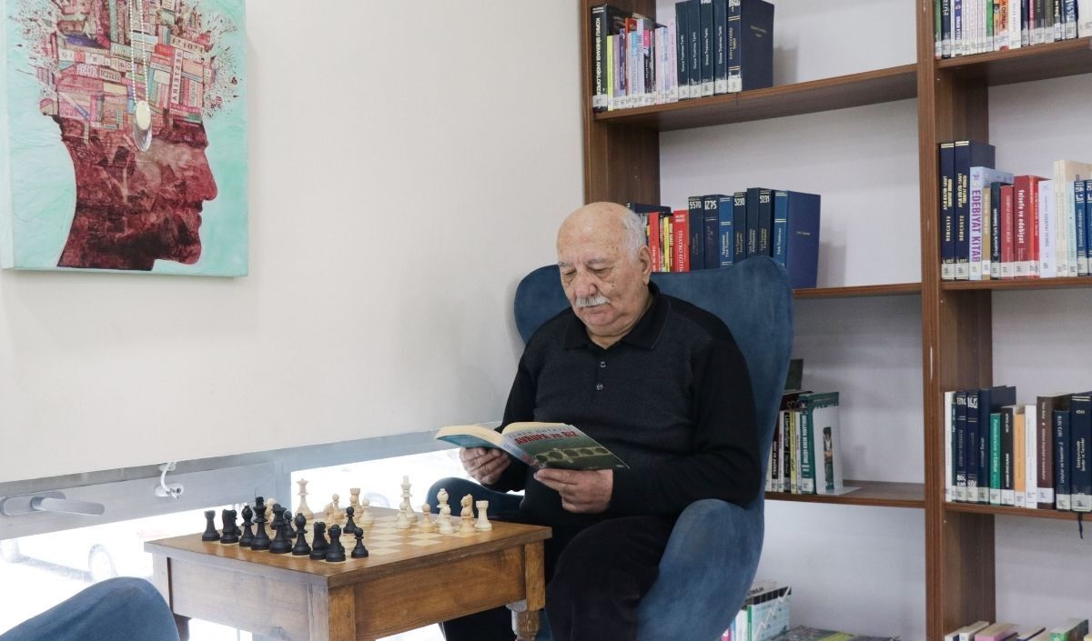Kayseri'de Emekli Öğretmen, Okuma Tutkusuyla Gençlere Ilham Veriyor (6)