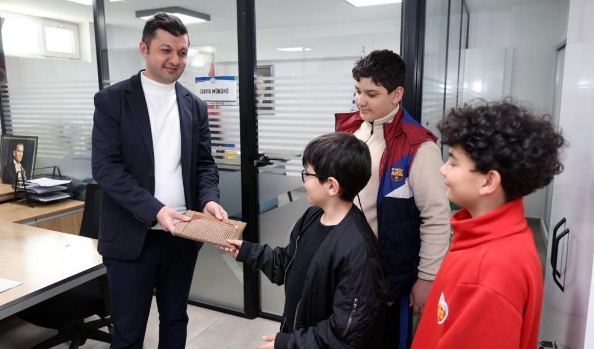 Talasta Cüzdan Bulan Çocukar (1)