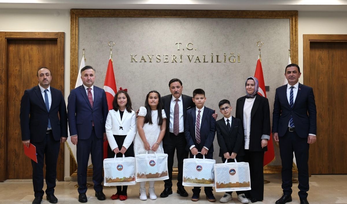 Vali̇ 23 Ni̇san Hedi̇yeleşme